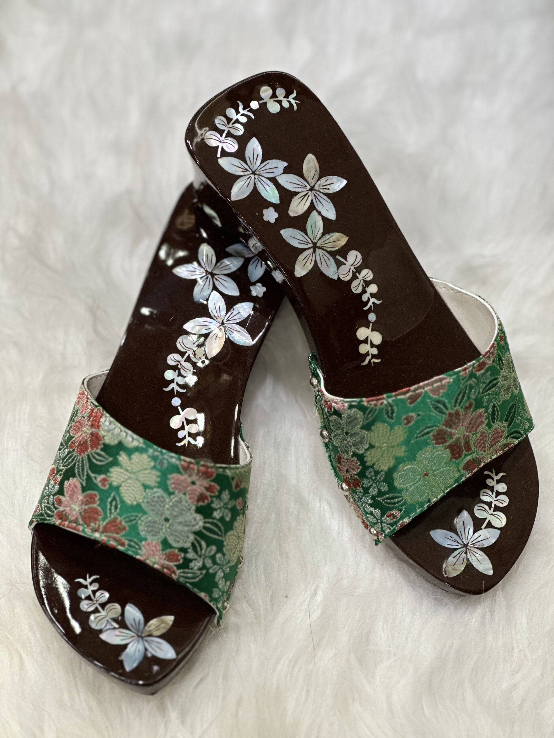 Guốc mộc quai vải xanh lá thêu hoa cúc Guốc mộc quai vải xanh lá thêu hoa cúc