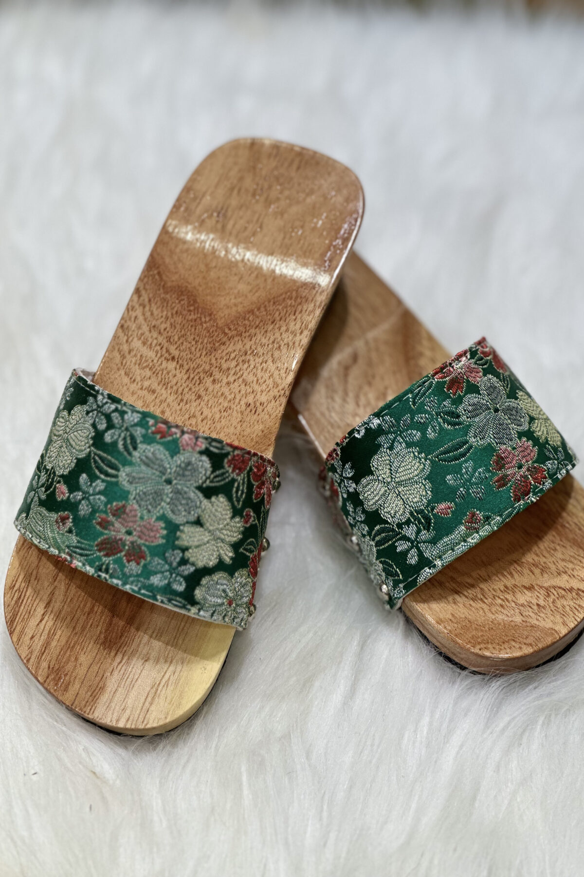 Guốc mộc quai vải xanh thêu hoa vàng