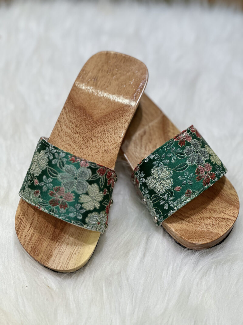 Guốc mộc quai vải xanh thêu hoa vàng
